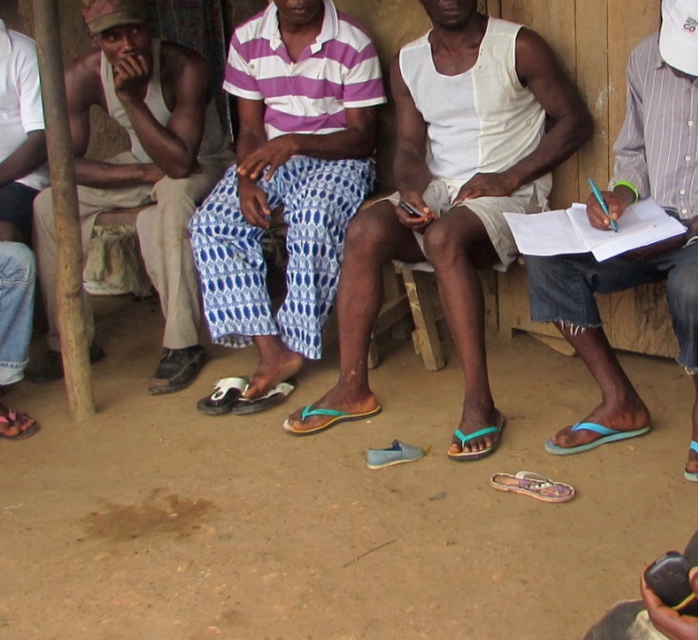 Tewor District DPD facilitate dialogue with community members in Camp 3, Liberia ©Conciliation Resources/IREDD